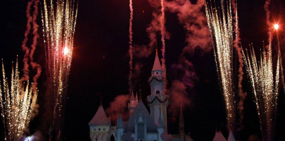 PublimetroCol's tweet photo. #ÚltimaHora Apagón en Disneyland dejó a cientos de personas atrapadas en las atracciones... Minutos de terror se viven en uno de los parques más visitados del mundo https://t.co/GNu3foqtCo https://t.co/DZXdAFuson