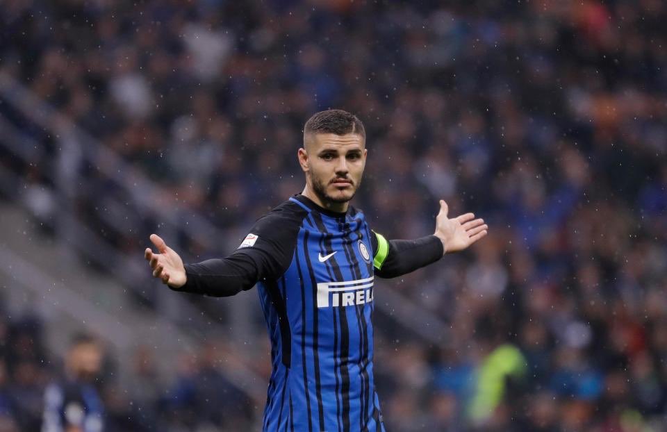 caquino__'s tweet photo. things in Alessio Romagnoli’s pocket https://t.co/TQI3i7HZP9