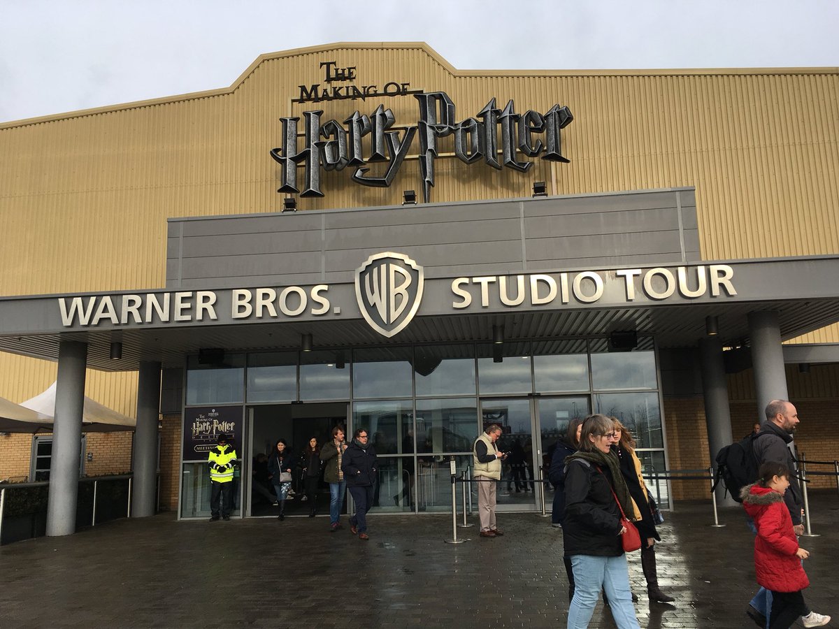 sillysafi's tweet photo. Visiting Hogwarts! It was amazing!😁😍😊😎 #HogwartsInTheSnow #Christmas #JKRowling #WarnerBros #broomflying @jk_rowling @WBHomeEnt @EmmaWatson @Mattdavelewis https://t.co/8q16dobptP