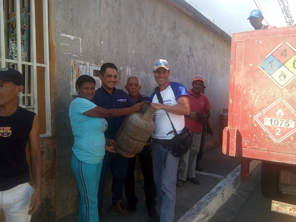 paradacreativo's tweet photo. Seguimos atendiendo a las comunidades con el suministro del gas!!! @JULIOLEONYARA https://t.co/dcWjmOjym3
