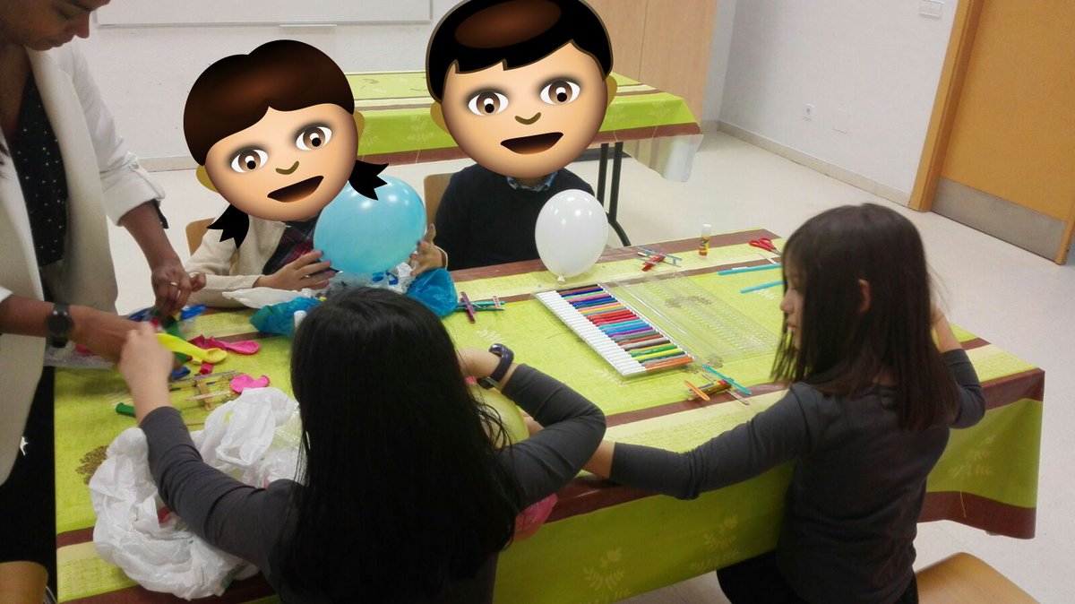 SileNoleTrueque's tweet photo. Hoy hemos tenido los #talleres de #Juegos tradicionales, #Teatro e #improvisación de reciclados y Construye tu propio juguete. Mañana ÚLTIMO TALLER "Construcción de #muñecos inocentes robots" con @filobotica. ¡Aún quedan plazas! Más info en: https://t.co/M6GwKnwHbH #Inocente2017 https://t.co/GjfMZ9DGGa