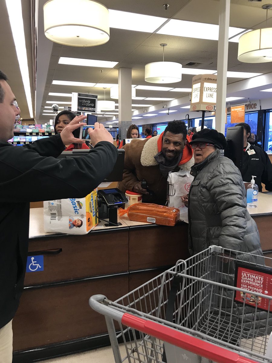 jewelosco's tweet photo. Today @deoncole came out to two of our Southside stores and paid for random people’s groceries. What a success! #happyholidays! 🎁 #randomactsofkindness https://t.co/1esaU87H88