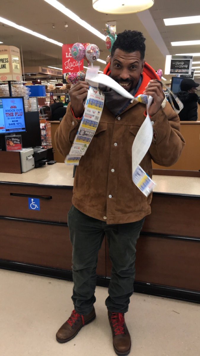 jewelosco's tweet photo. Today @deoncole came out to two of our Southside stores and paid for random people’s groceries. What a success! #happyholidays! 🎁 #randomactsofkindness https://t.co/1esaU87H88