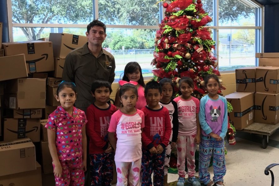 RubenJasso23's tweet photo. McAllen 7851 driver delivers Dear Santa wishes to Monte Cristo Elementary, Edinburg Texas.#UPSers #Upsstrong #UPSRedriver https://t.co/cY1kfY5F6v
