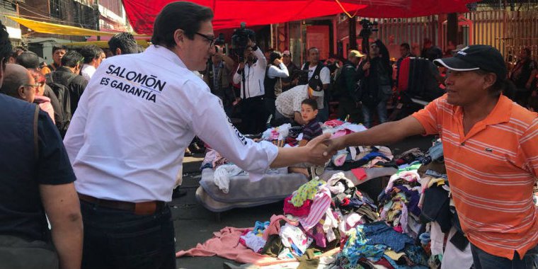 politicomx's tweet photo. .@Chertorivski visita el "barrio bravo" de Tepito.
Ante comerciantes y vecinos, el precandidato para la jefatura de #CDMX se comprometió a trabajar por los jóvenes. https://t.co/x0fNlPqArW https://t.co/GWktocarzX