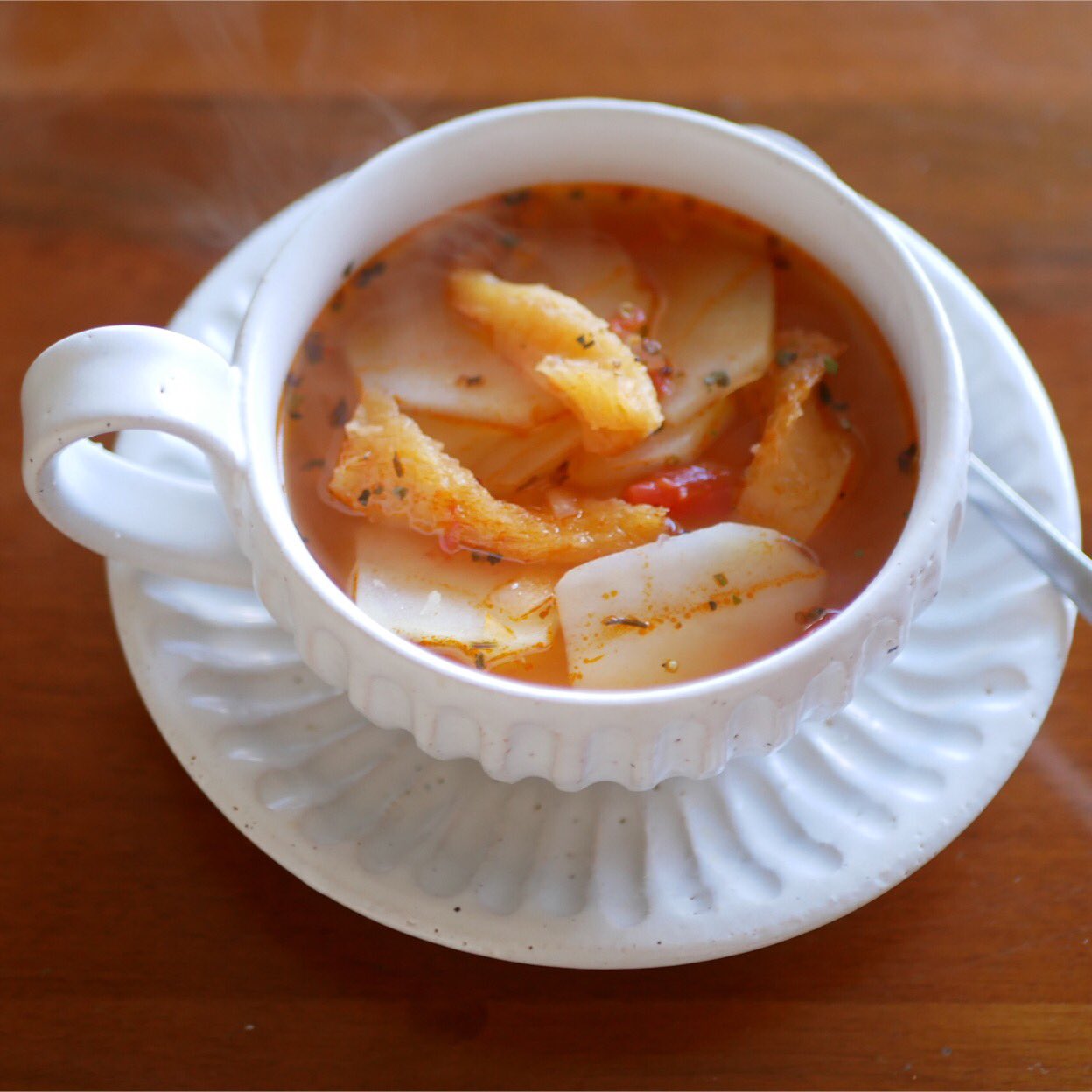 有賀 薫 干し鱈とジャガイモ ハーブのスープ 干し鱈でとっただしで薄切りのじゃがいもを煮たトマト味のスープです いただきもののハーブソルト バジルやオレガノと一緒に当帰や葛の葉も入っていて ふんわり薬膳風の味わい 当帰はセリ科の植物で漢方