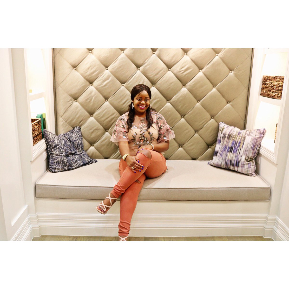 Ndeipi_MuDia's tweet photo. Meet Mutsa 😍🇿🇼-1 of the hosts of #NdeipiMuDiaspora #TalkShow. #MentalHealthTherapist, future #InternationalPsychologist, #Author of #MeetChipo, Founder of @Zim_Babe_Iwe, in #DallasTexas.
•
More on website
•
#Zimbabwe #EmpoweringDiaspora #WomenEmpowerment #ThisFlag #ZimMerica https://t.co/aLj6n2J1jK