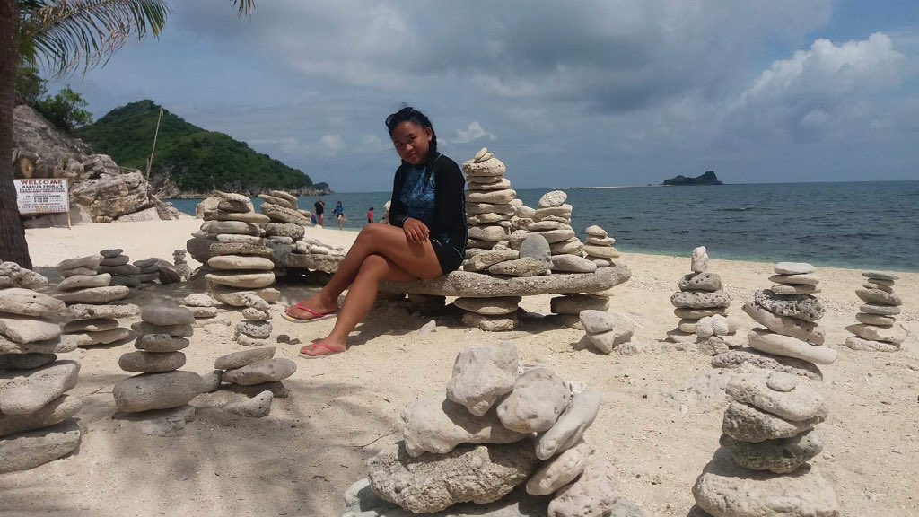 ChicksOfADMUFD's tweet photo. -Matalino
-Volleyball Captain/Coach
-Magaling Magdrawing, MagSketch, Magswimming,  Magbadminton
-Magaling sa Guitara at Piano
-Mabait, Mahilig sa Adventures, Mabilis magreply, Sweet, Malambing, Kalog . Nameet na lahat ng Volleyball Athletes. Mapagmahal
-Di ka Iiwan Magpakailanman https://t.co/W0di9zboyO