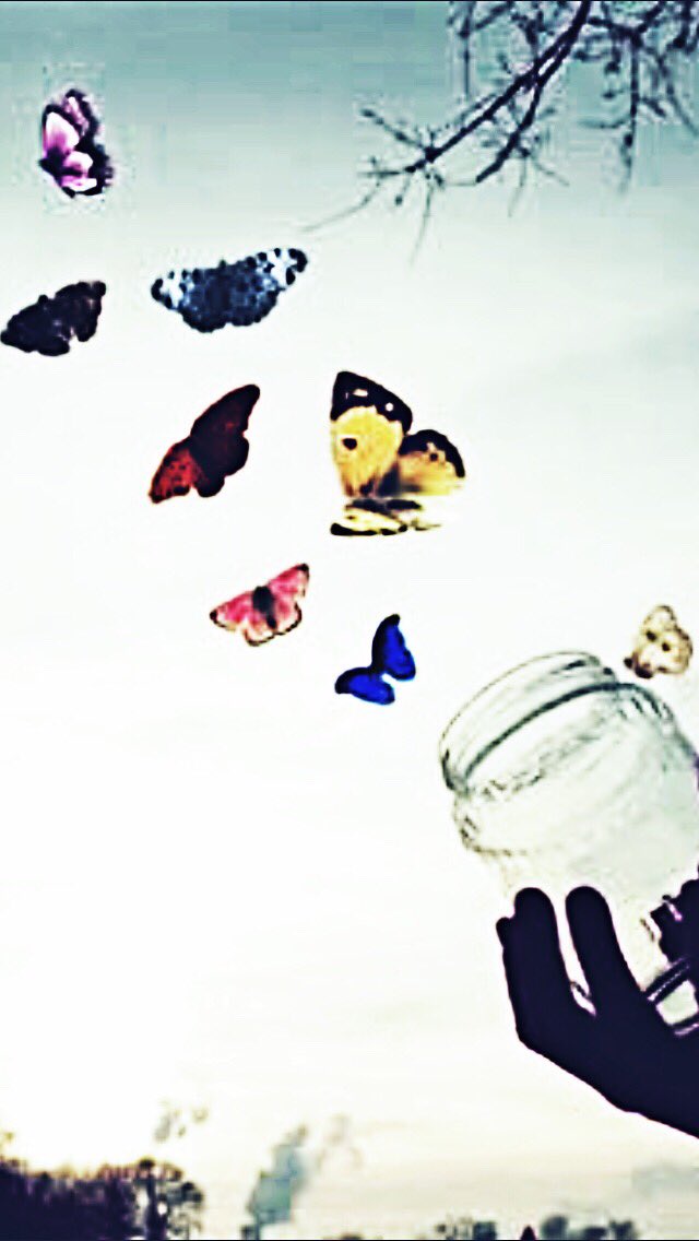 تبتسمُ الحَياة فرحَاً لِـ قلوباً 
فهمَتْ مَعنى التُفاؤلـــــــ ..!
.
.
.