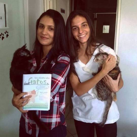 neafamaceio's tweet photo. Grisielly e Gabriela #adotaram estas duas #gatinhas em nossa sede. Elas ainda levaram o nosso guia educativo que ensina como cuidar melhor dos pets. 🐈🐈 https://t.co/EciEbV4vtd