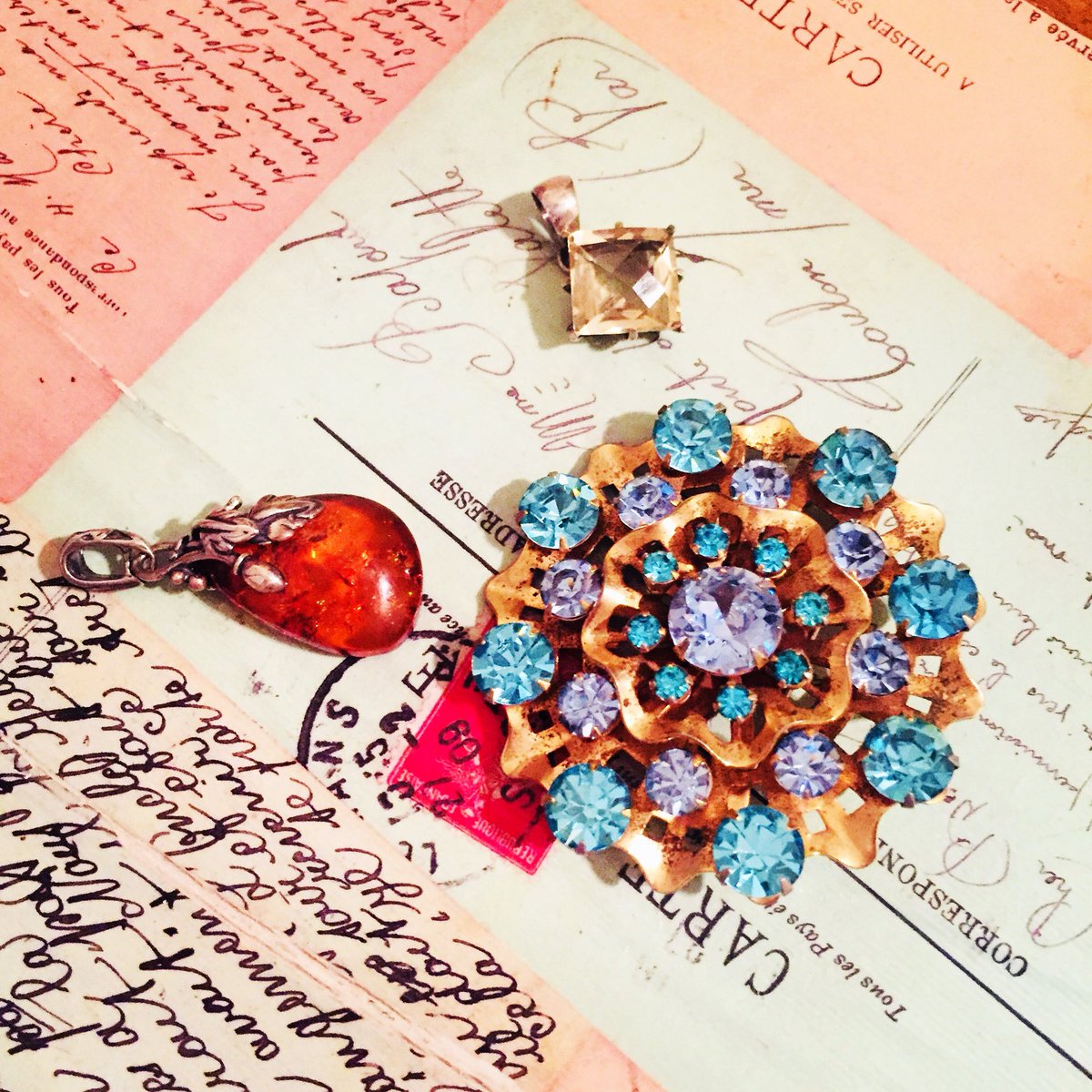 nolabigwig's tweet photo. Take a chance to win this amber pendant, citrine pendant, or vintage Austrian brooch courtesy of #JavaHouseImports. Valued at $655 total, one of these pieces could be yours for a $10 raffle chance!

Visit https://t.co/FkxgkabGQ0 to purchase your raffle ticket today! https://t.co/eJtVVCCpQ2