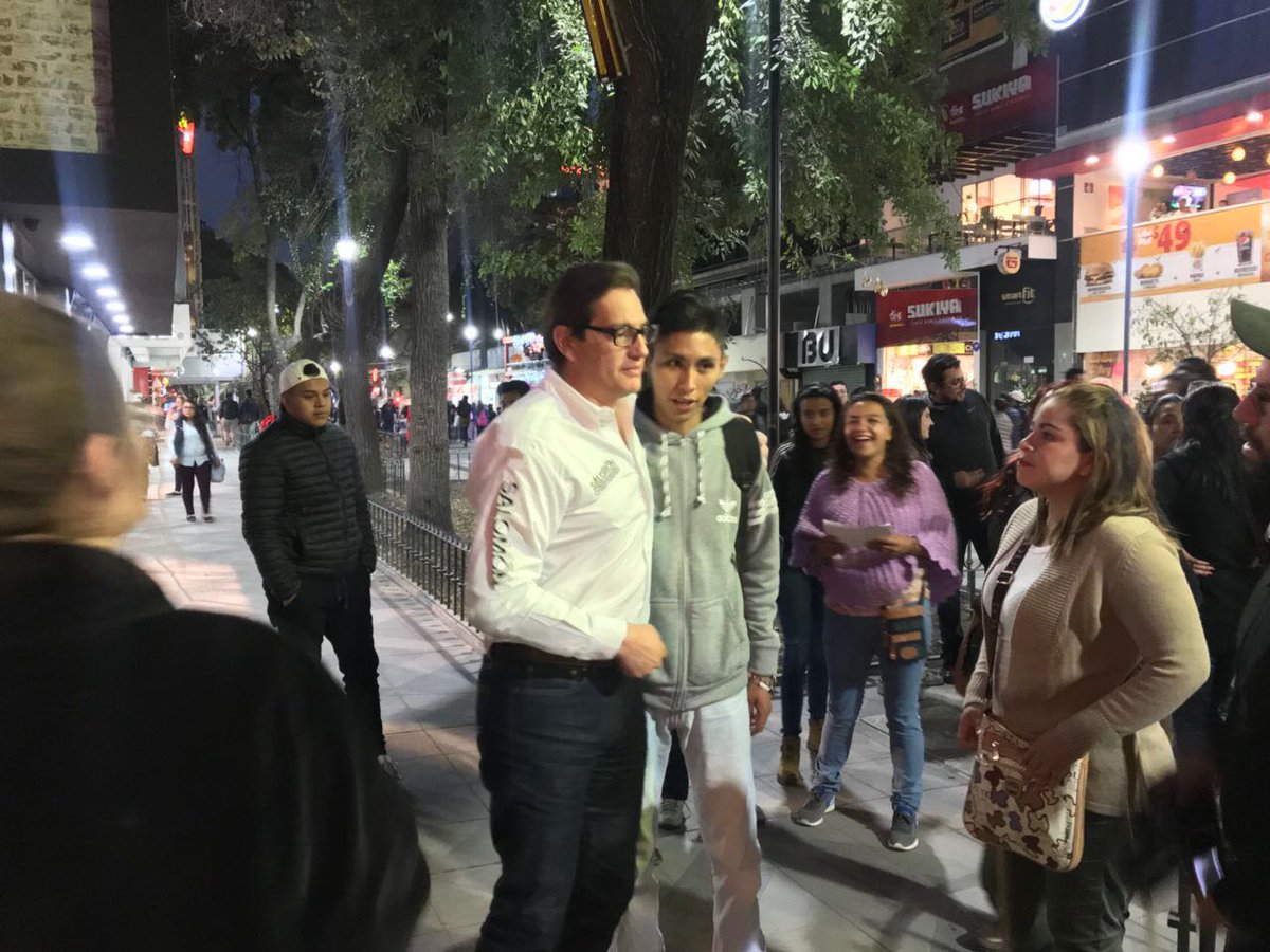 Chertorivski's tweet photo. Agradezco a todos los locatarios y vecinos de la Zona Rosa por externarme sus preocupaciones durante el recorrido de esta tarde. Amo la #CDMX y quiero que sea la mejor posible. #PorLaCDMXAlFrente #SalomónEsGarantía https://t.co/gM2rK1doY3