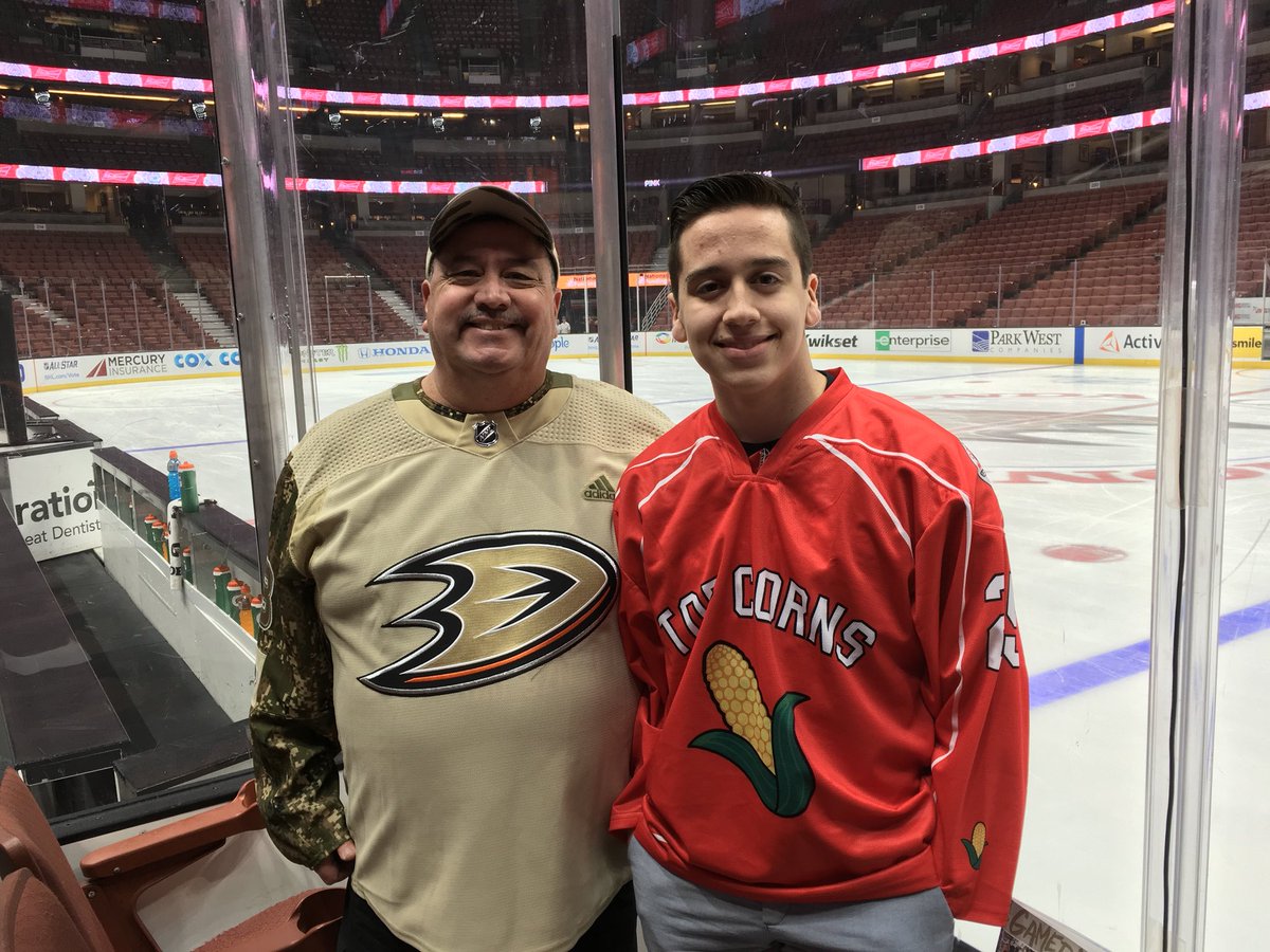 patrioit_david's tweet photo. @DanielGSM33 &amp; I taking in Ducks game #DudeTime #TopCorns #OnTheBench #NHLDucks https://t.co/I6afUfdZDl
