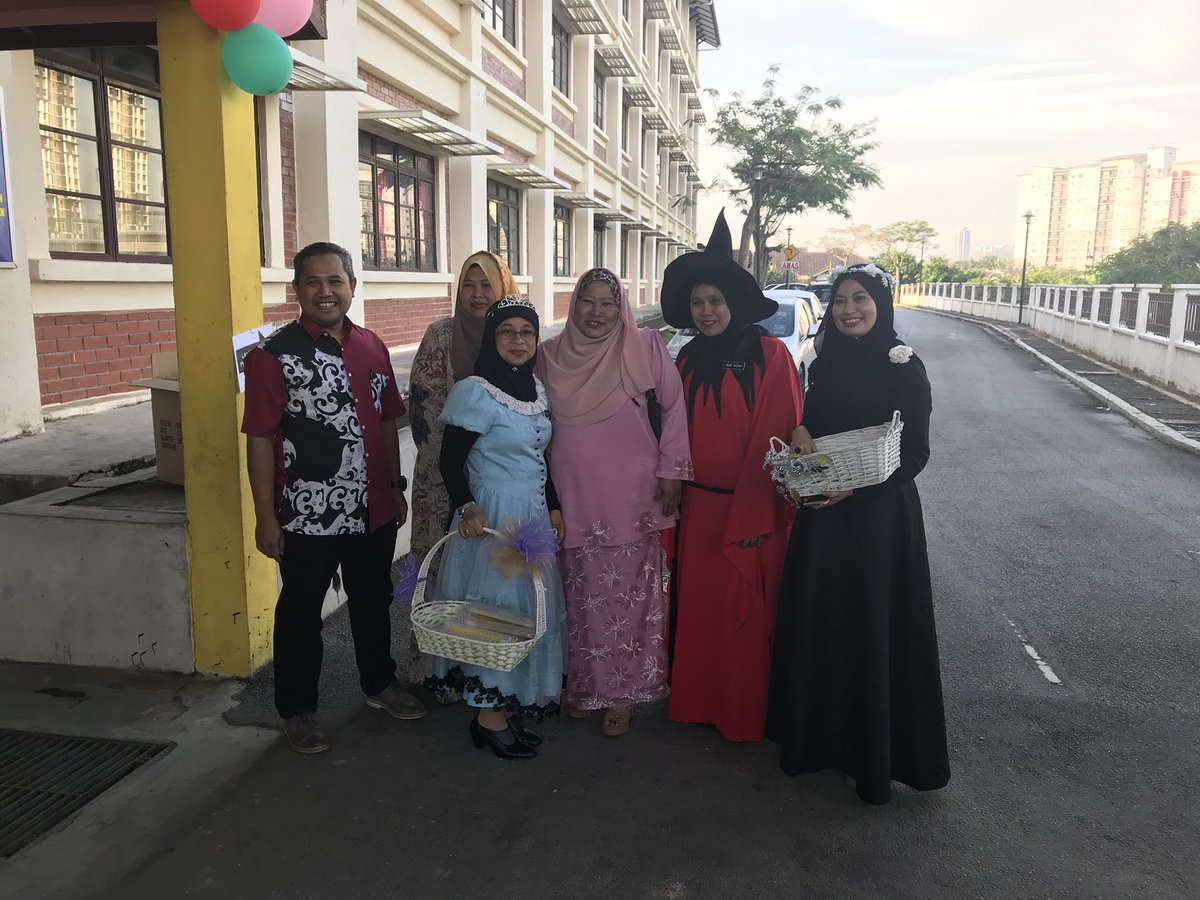 Hilal Azmi Auf Twitter Semua 86 Guru Kami Berpakaian Ala Fairy Tale Hari Ini Supaya Pelajar Yang Masih Mood Cuti Sekolah Tahu Mereka Kini Ada Di Sekolah Guru Besar Sk Putrajaya