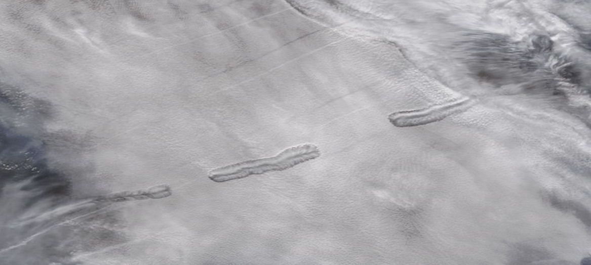 CloudsBastiaan's tweet photo. Hole punch clouds over the North Pacific today. Supercooled drops instantly frozen after being disturbed by an airplane. Also, contrails and their shadows to the north. https://t.co/UFeOhWqcB9 #fallstreaks #holepunch https://t.co/s00tJjALIi