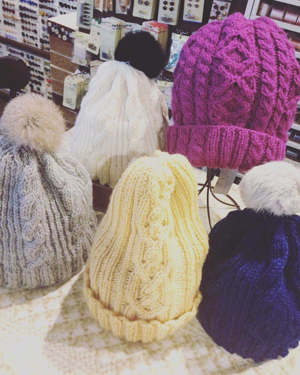 自由が丘ボタン洋裁材料店ダック Knk925red H G L Kmk 毛糸のぼうしと小物をすこし 本日14 00までとなります 自由が丘へ遊びにいらしている方は是非お立ち寄り下さいませ お待ちしております 自由が丘ダック 自由が丘手芸 毛糸 ニット帽 ニット