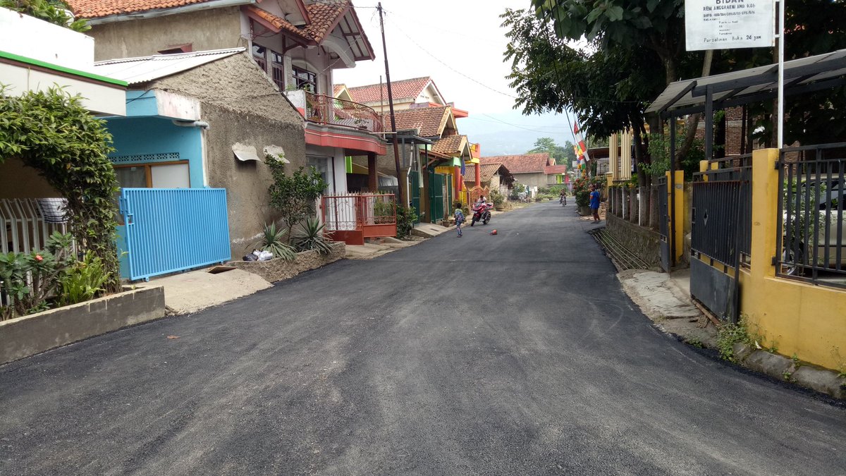 adiftherbie's tweet photo. Hatur nuhur kang @ridwankamil Jalan pawenang II rt 03 rw 05 kel cisaranten bina harapan tos di aspal. #bandungjuara. Semoga aspal na kuat. Amin https://t.co/mwlbWGaeAe