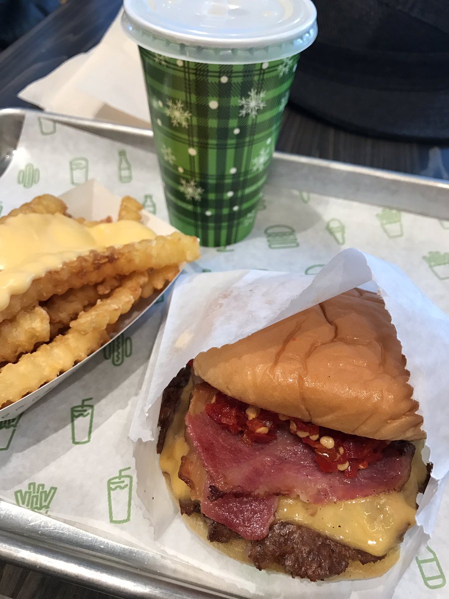 ashcr's tweet photo. シェイクシャックでハンバーガー納め https://t.co/xXJ98hu1SG