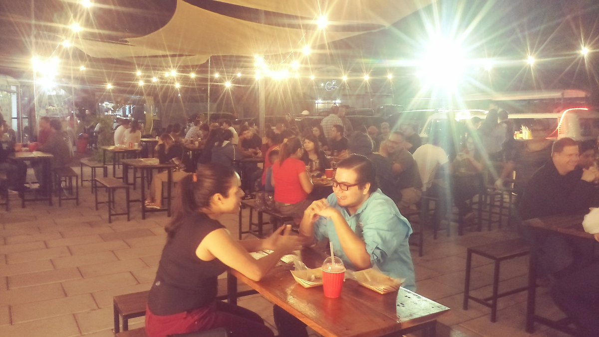 foodtrucklovesv's tweet image. El #foodparksv en Santa Tecla está de toque!! 👌- no t quedes sin visitarlo en estas fiestas con tus amigos y familia!! #foodtrucks #ambiente #sivar #elsalvador