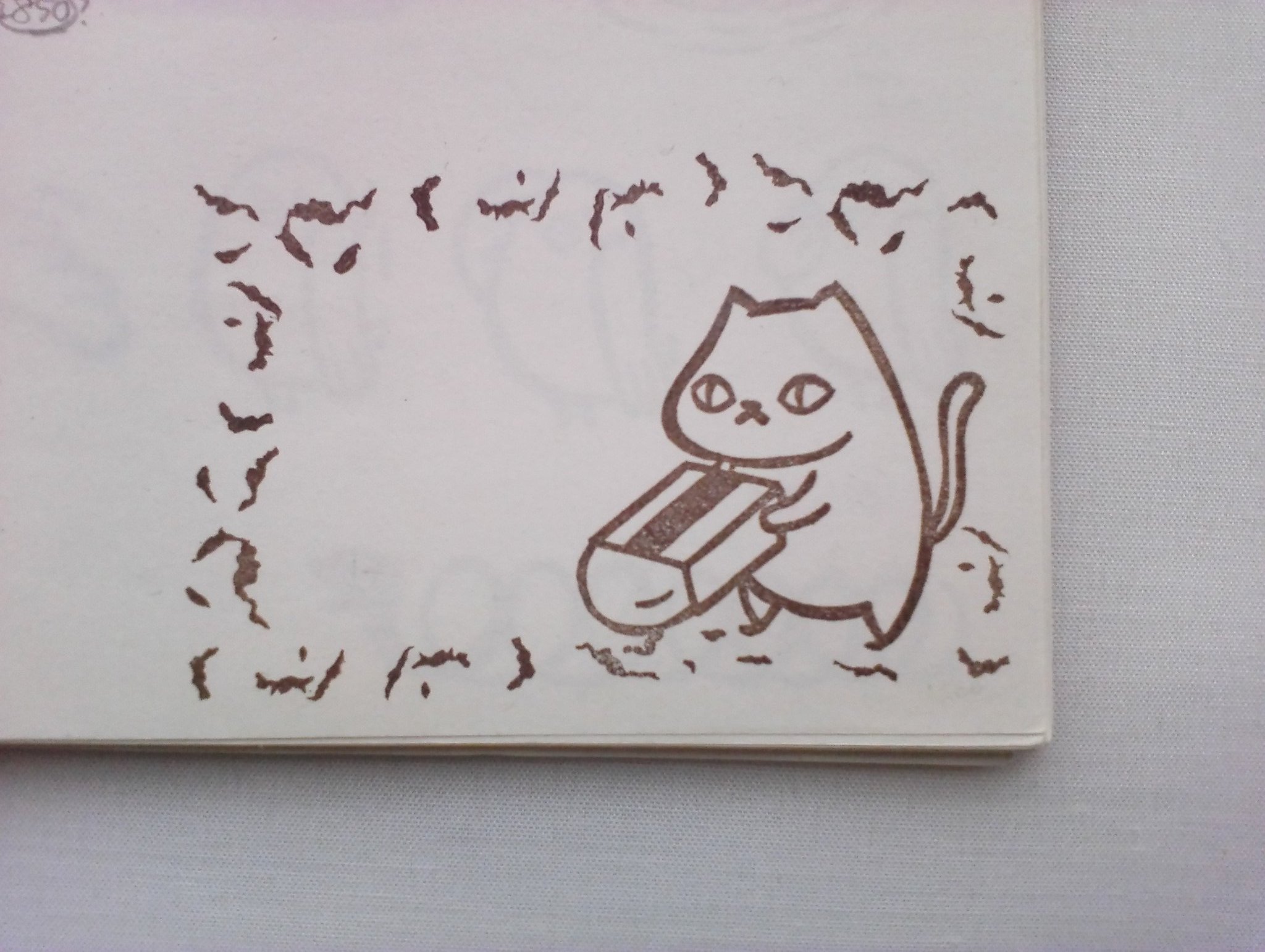 Usamusi Works11 30ハンズ梅田店 ふたり展補充分 昨日の成果 消しゴムをかけるネコ 名前 ロロ は消しカスの別パーツがついて このようにできます カバーをとった新潮文庫の表紙の飾り枠の様で イメージ オシャレです Usamusi Works 消しゴム