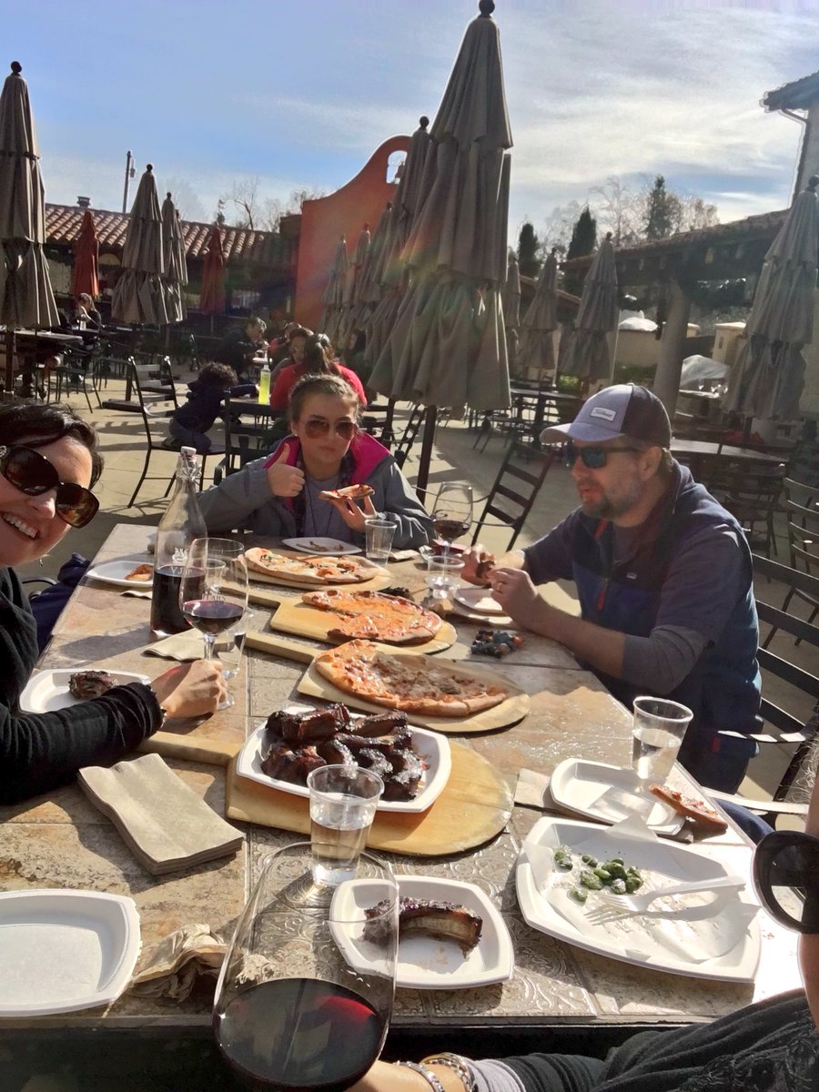 buckeyemon's tweet photo. Wine Country Perfection! #BlueSkies #Sunshine #Pizza #Ribs #RedWine #FamilyTime❤️ #VJB #WinterBreak17 https://t.co/1SbRbf3j5h
