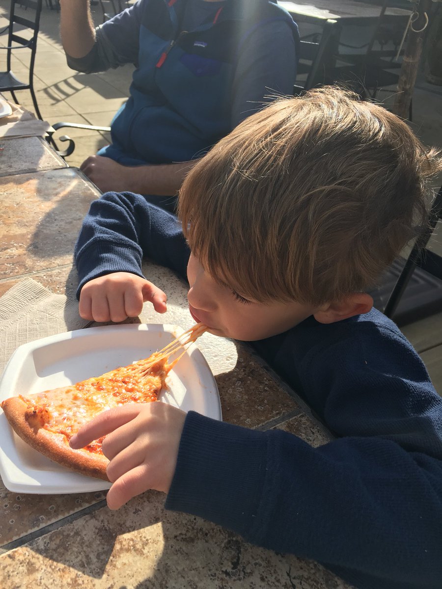 buckeyemon's tweet photo. Wine Country Perfection! #BlueSkies #Sunshine #Pizza #Ribs #RedWine #FamilyTime❤️ #VJB #WinterBreak17 https://t.co/1SbRbf3j5h