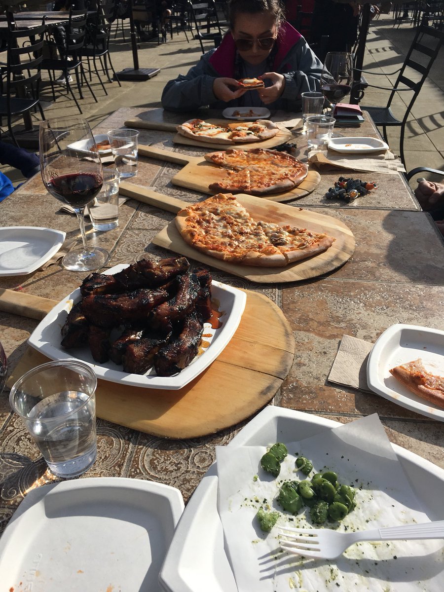 buckeyemon's tweet photo. Wine Country Perfection! #BlueSkies #Sunshine #Pizza #Ribs #RedWine #FamilyTime❤️ #VJB #WinterBreak17 https://t.co/1SbRbf3j5h