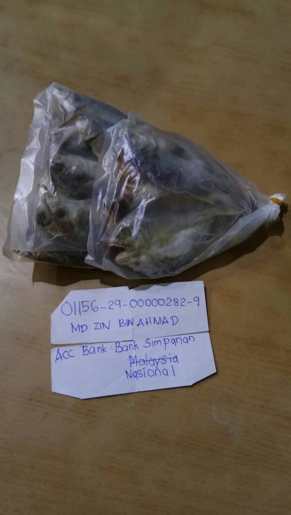 Yeps47's tweet photo. Pakcik ni hari2 dtg Stesen Melaka Sentral dari Muar. Jual ikan gelama masam utk support isteri sakit. Bantuan dah dapat tapi tak mencukupi. Dia seronok nak ambilkan gambaq tadi. Dia minta viralkan.

Ayuh warga twitter yang budiman lagi berakhlak mulia https://t.co/MYnAAf9qPY