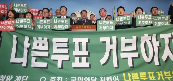 kjpbc's tweet image. 다시듣기 ==&amp;gt;&amp;gt;bit.ly/2pPWGxs
국민의당이 어제부터 안철수 대표의 재신임을 묻는 
전당원투표에 들어갔습니다. 최종 투표율이 통합 관문의 
1차 변수가 될 전망입니다. 통합반대파 의원과 당원들은 
안 대표가 일방적으로 추진하는 전당원투표가 정당성이 
없다고 주장하고 있습니다.