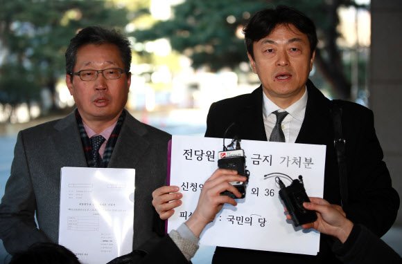 kjpbc's tweet image. 다시듣기 ==&amp;gt;&amp;gt;bit.ly/2pPWGxs
국민의당이 어제부터 안철수 대표의 재신임을 묻는 
전당원투표에 들어갔습니다. 최종 투표율이 통합 관문의 
1차 변수가 될 전망입니다. 통합반대파 의원과 당원들은 
안 대표가 일방적으로 추진하는 전당원투표가 정당성이 
없다고 주장하고 있습니다.