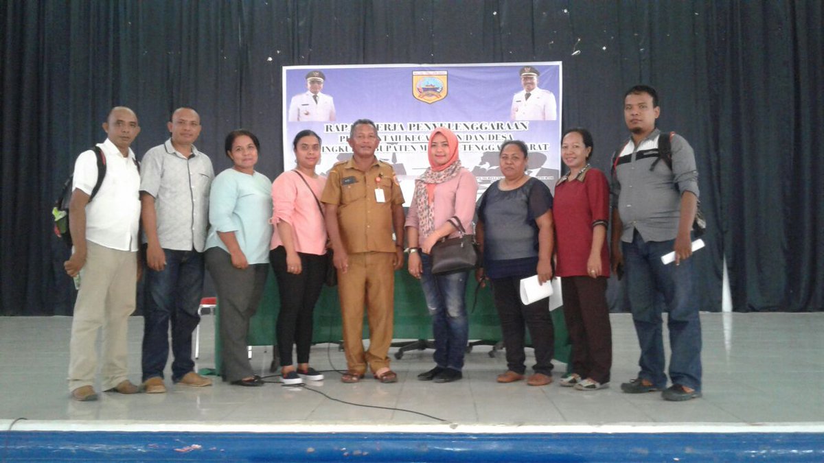 Foto Bersama DPMD Kab. MTB, P3MD Kab. MTB dan SATKER P3MD Propinsi Maluku ... dlm acara Sosialisasi Perbup Tntng Penyusunan APBDes Thn 2018