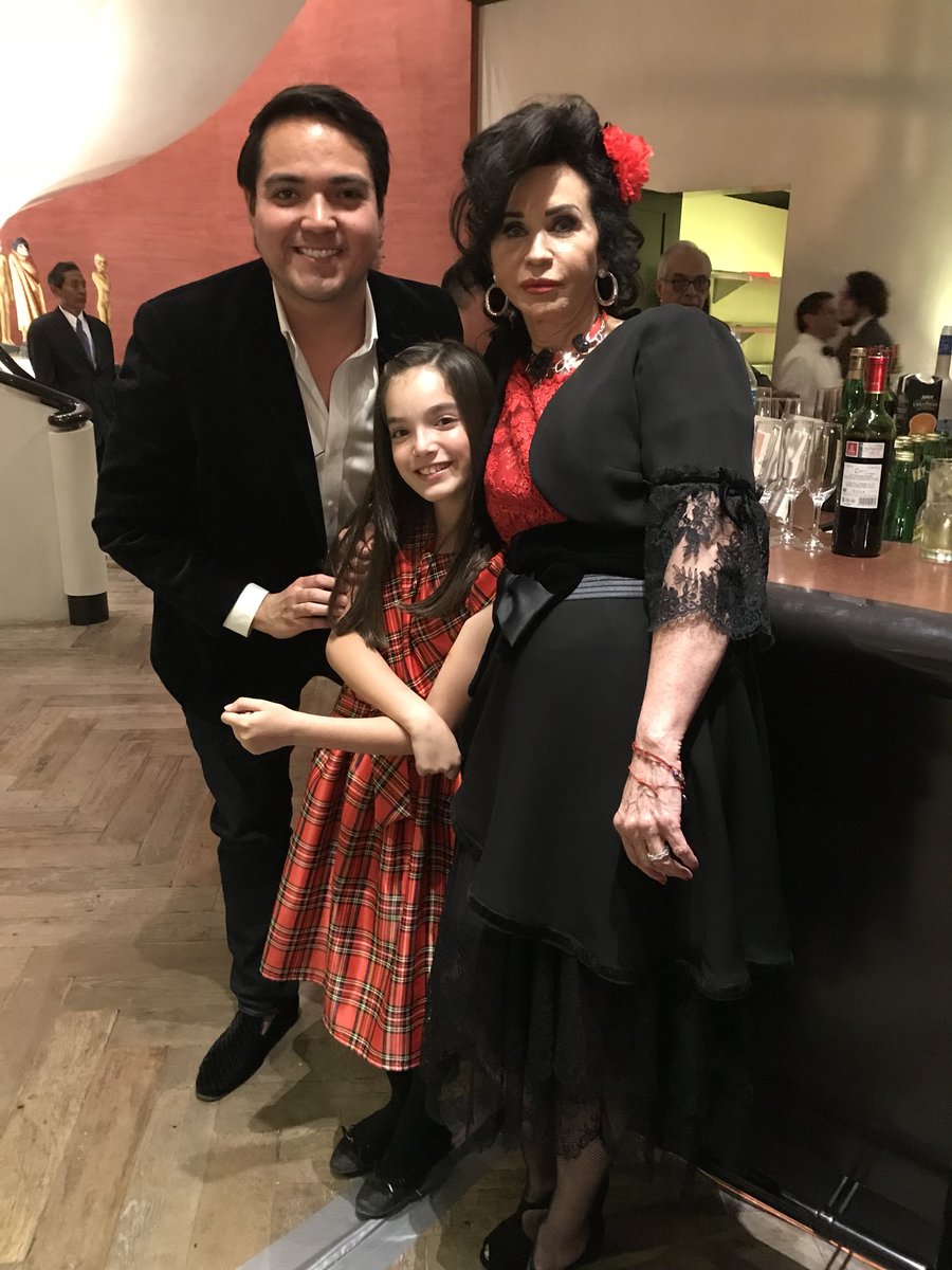 VictoriaVieraOf's tweet photo. #FelicidadesJulio #victoriaviera #PepitaSerrano y tenor #JorgeEspino #FelicesFiestas2017 https://t.co/RtSUOXMzWq