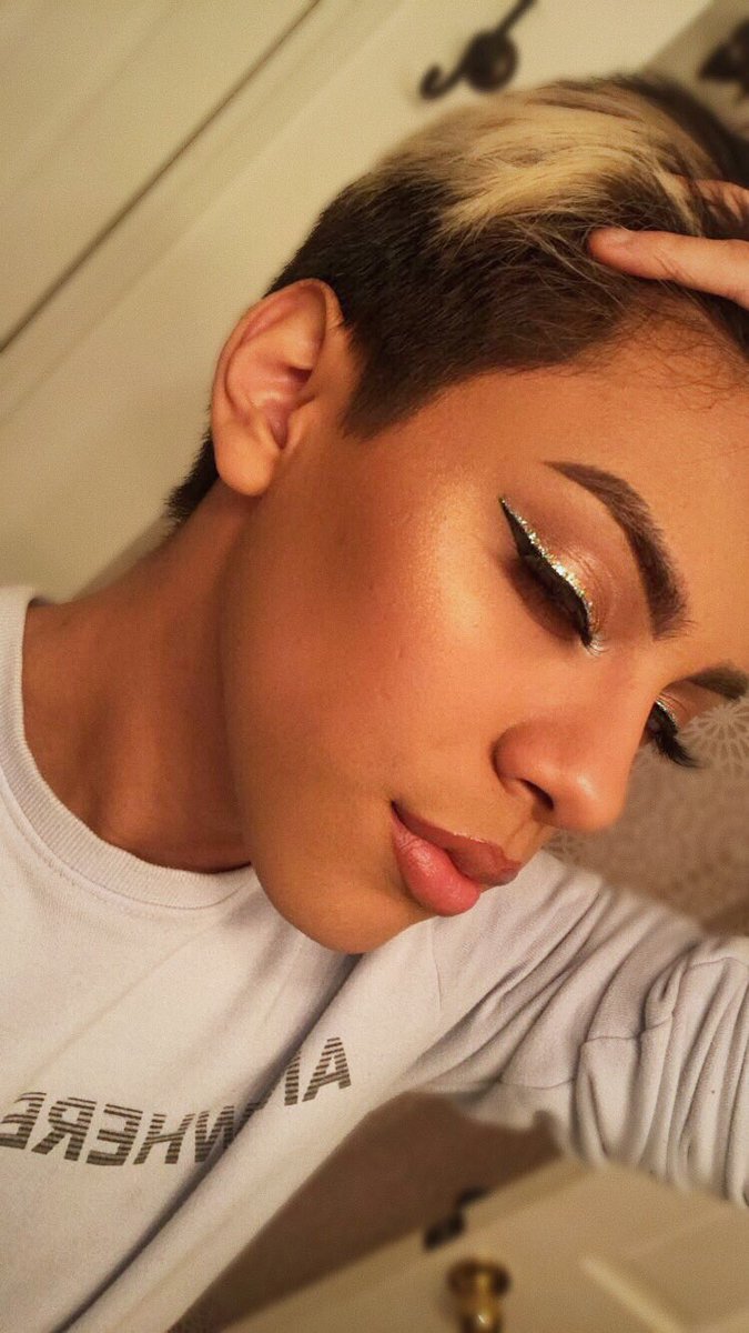cesar_clavijo16's tweet photo. Yall this @patrickstarrr Lipstick though 😭😍 It's my new favorite nude called MamaStarrr #patrickstarr #MACPatrickStarr https://t.co/DRKeLv03fj