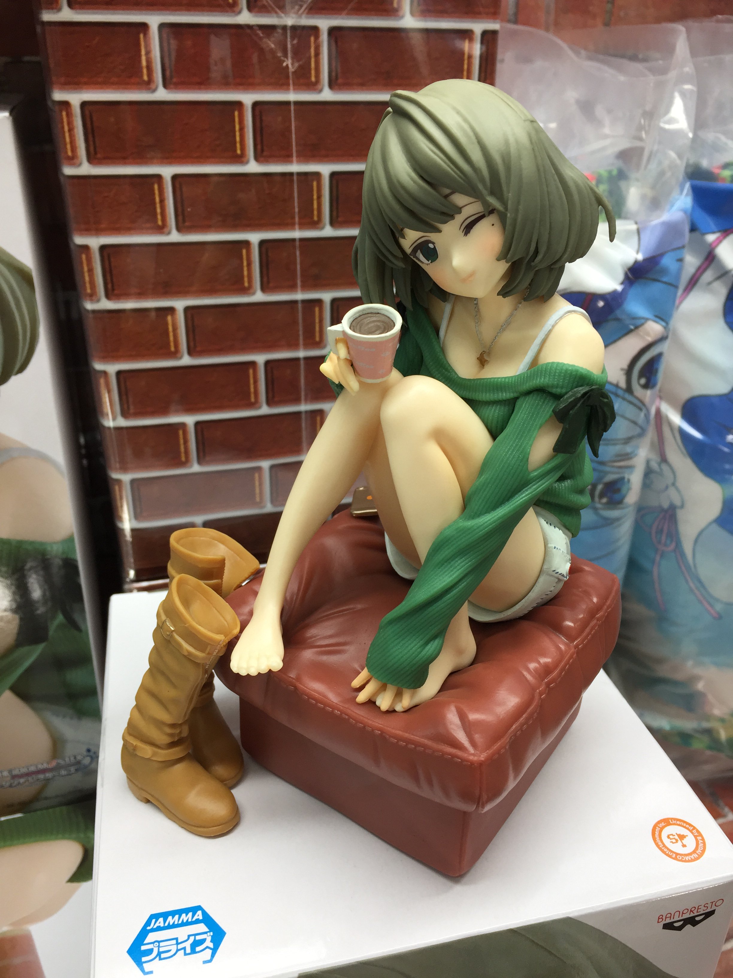 タイトーステーションbb高田馬場 プライズ 景品紹介 アイドルマスターシンデレラガールズから高垣楓さんがフィギュアとして登場 プライベートのラフな姿でコーヒー片手にウィンクと非常に可愛らしい姿ですね 家で一緒にコーヒー飲みましょう