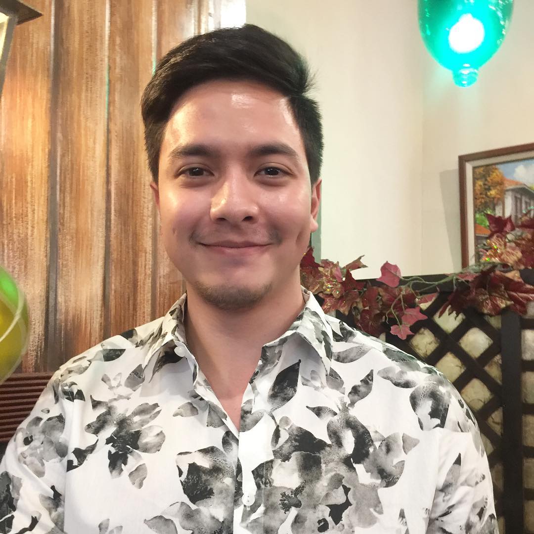 kaesindigo's tweet photo. "Merry Christmas @aldenrichards02! Maraming salamat! Fully loaded siya this 2016 at pasabog na bday celeb sa Eat Bulaga sa Jan. 6! #freshfromjapan"

Also me, daig pa ID photo 😂✌
📸 jnardo_55 IG https://t.co/PJhFwqBPjS