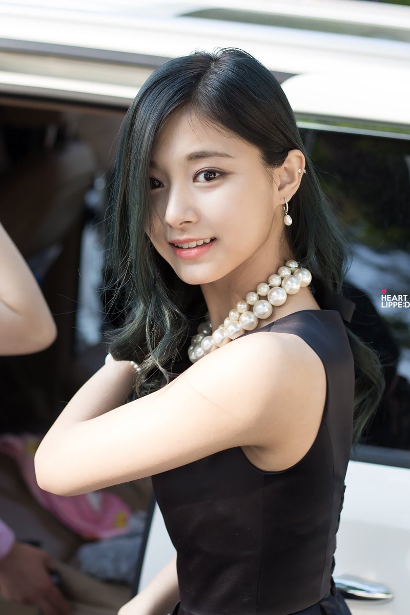 TZUYULIFE's tweet photo. 這是一個女神嗎？ 😭😍
여신 있을까요?✨

#Tzuyu #쯔위
#子瑜 #ツウィ #TWICE #ツウィペン #ツウィの可愛さ超注意 #ツウィペンRT https://t.co/6X7zPZhtTp
