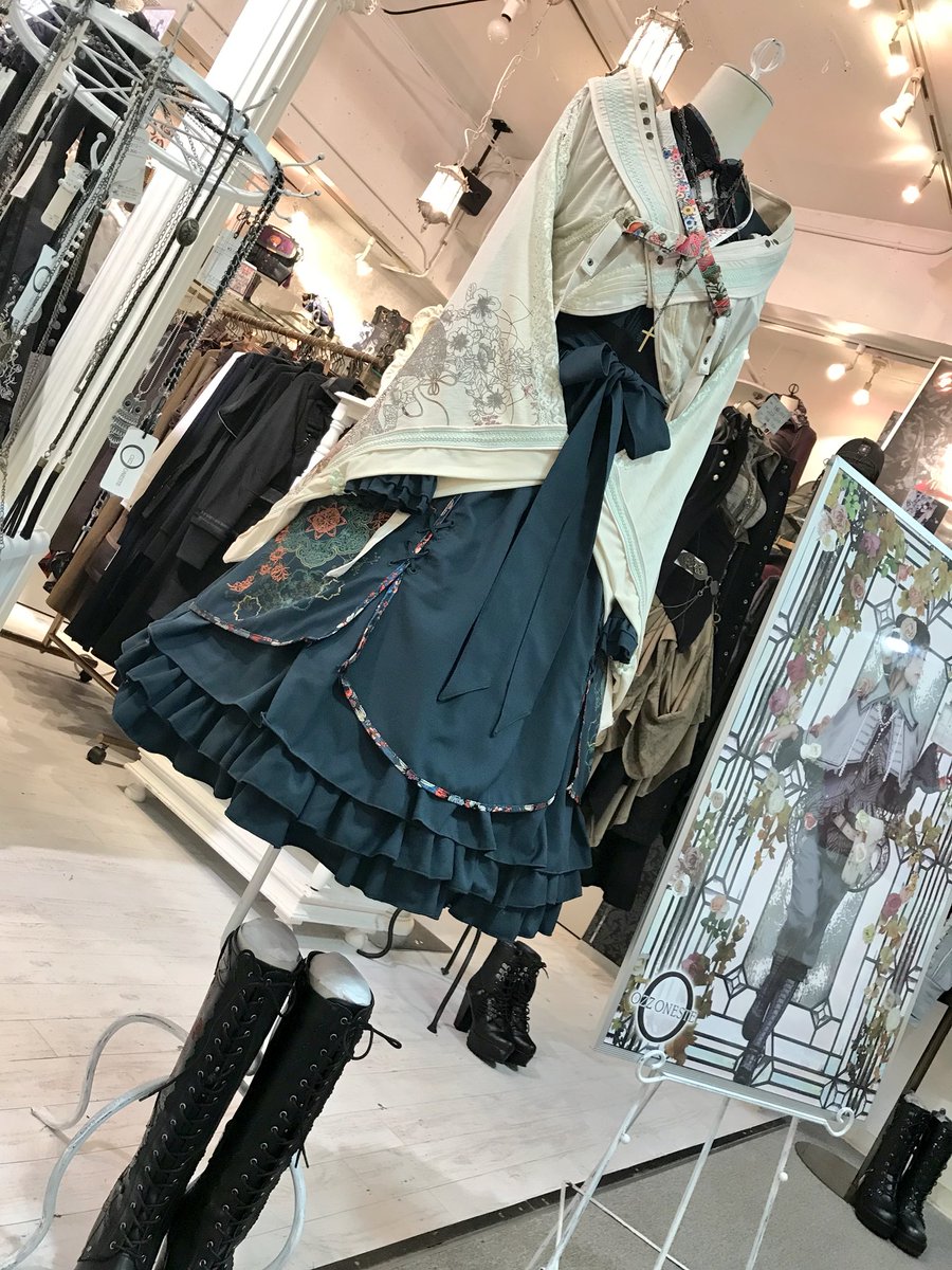 Ozz Angelo 大正ロマンシリーズのワンピースに 着物袖のボレロの組み合わせると 襟元がすごく可愛いです さらに大人気の着物羽織りを上着にすると 半衿のようになって素敵です 是非お試しください ๑ W ๑ Ozz Angelo 大正ロマンシリーズのワンピースに 着物袖のボレロの組み合わせると 襟元がすごく可愛いです さらに大人気の着物羽織りを上着にすると 半衿のようになって素敵です 是非お試しください ๑ W ๑