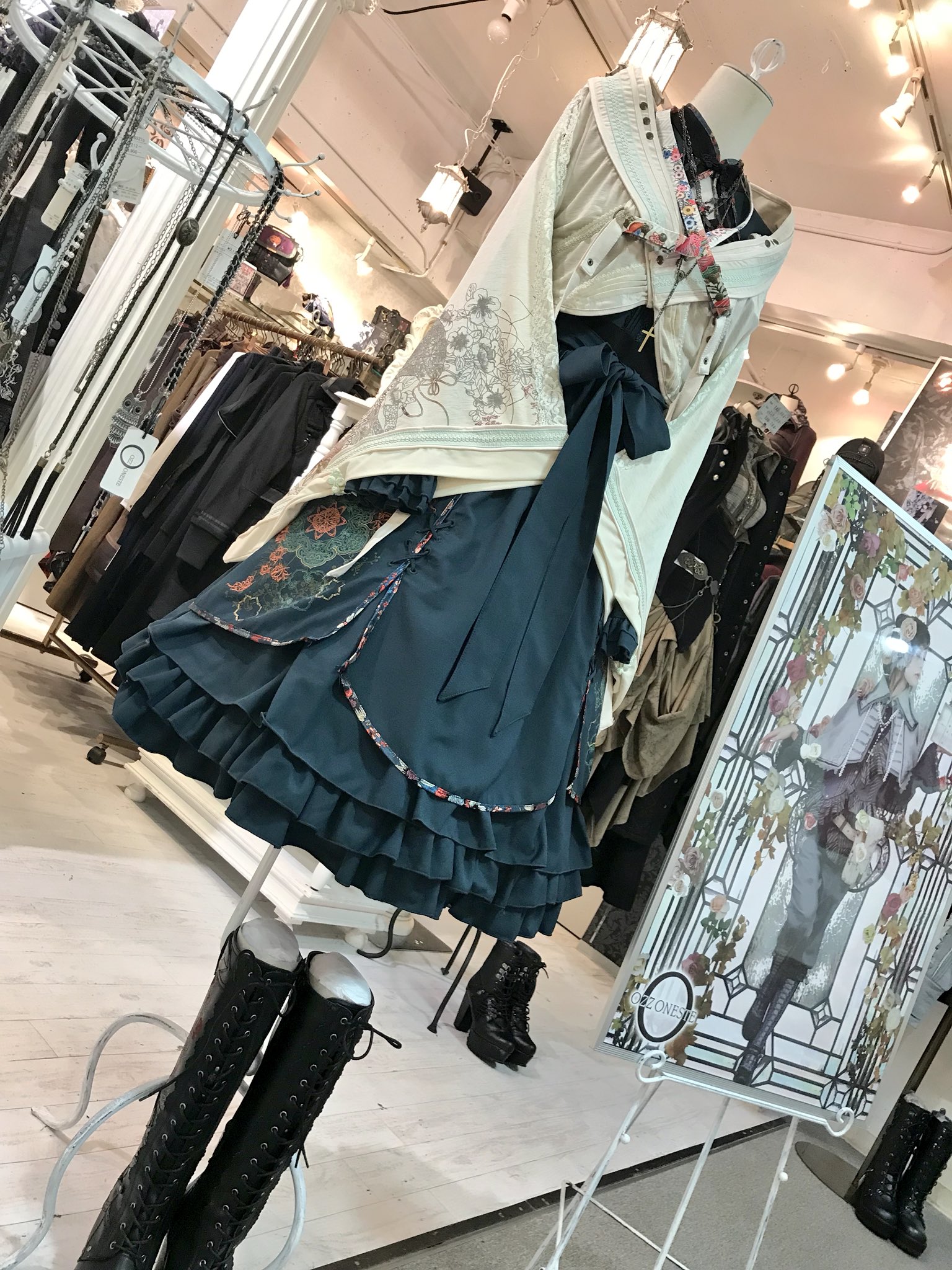 Ozz Angelo 大正ロマンシリーズのワンピースに 着物袖のボレロの組み合わせると 襟元がすごく可愛いです さらに大人気の着物羽織りを上着にすると 半衿のようになって素敵です 是非お試しください ๑ W ๑ T Co 026pnsioje Twitter