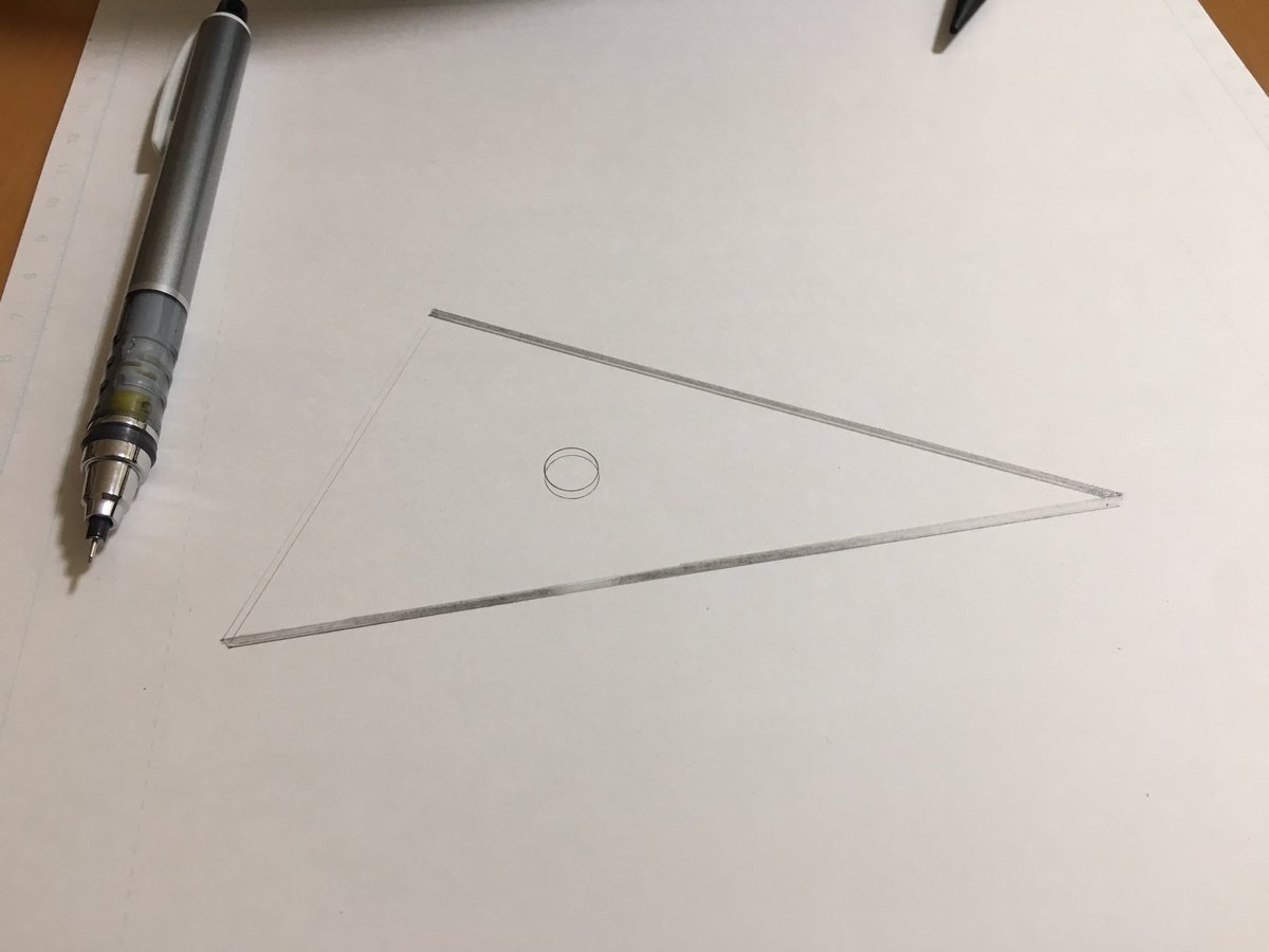 Mozu 11 28まで名古屋で個展 さんのツイート 中学3年生 15歳 の時描いた三角定規と 現在 19歳 の僕が描いた三角定規 ちなみに1枚目 消しかすも描きました