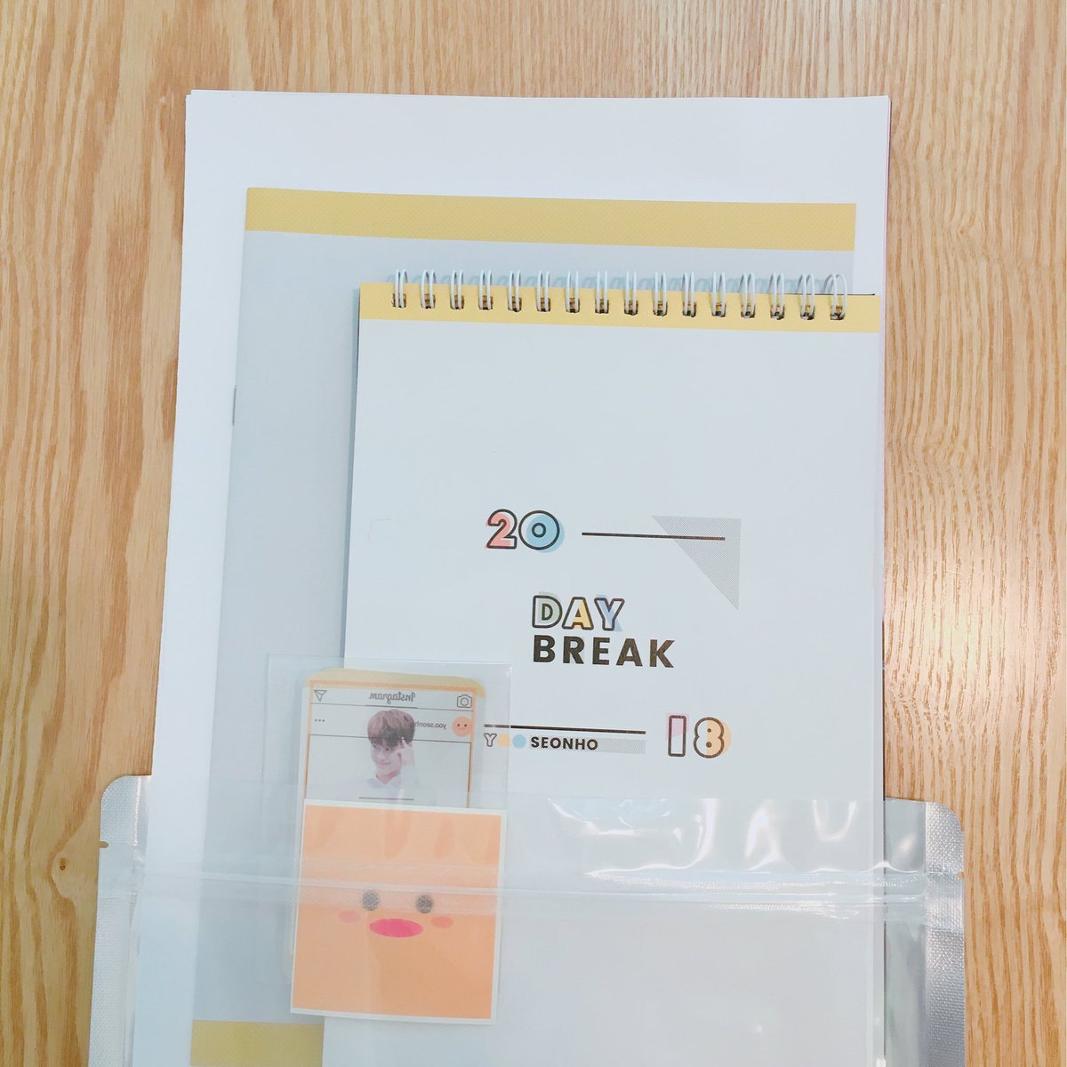 peachnwink's tweet photo. [🇹🇭] {Stock Sale} 2018 SEASON GREETING 'DAYBREAK' 🐥 by
@SEONHOPICK101 

🎁 ปฏิทิน + มินิฟตบ. + โปสเตอร์ A3 + โปสการ์ด + การ์ดใส + สติ๊กเกอร์
💰 850฿/set/มัดจำ
🚚 ส่ง 50/70/นัดรับ
📌 ปิดโอน 30 dec
💖 สั่งจองทาง DM เลยจ้า

#ตลาดนัดproduce101 #ซอนโฮ #YooSeonho https://t.co/qkU5eM2Dja