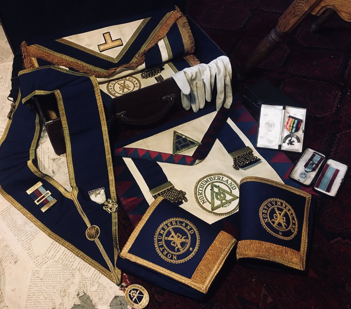 Lecurio フリーメイソンの会員具 1940 60 Uk イギリスのグランドロッジに所属していた会員の儀式用正装 エプロン カフス カラー 手袋 と会員証 勲章 書類などです 専用のイニシャル入りの アタッシュケースに一式揃っている非常興味深い珍しいアイテム