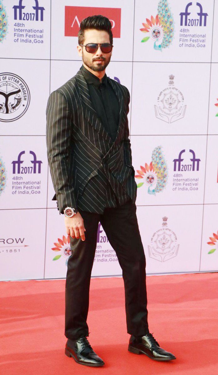 HELLOmagIndia's tweet image. #ShahidKapoor shows you how to wear a #pinstriped #suit