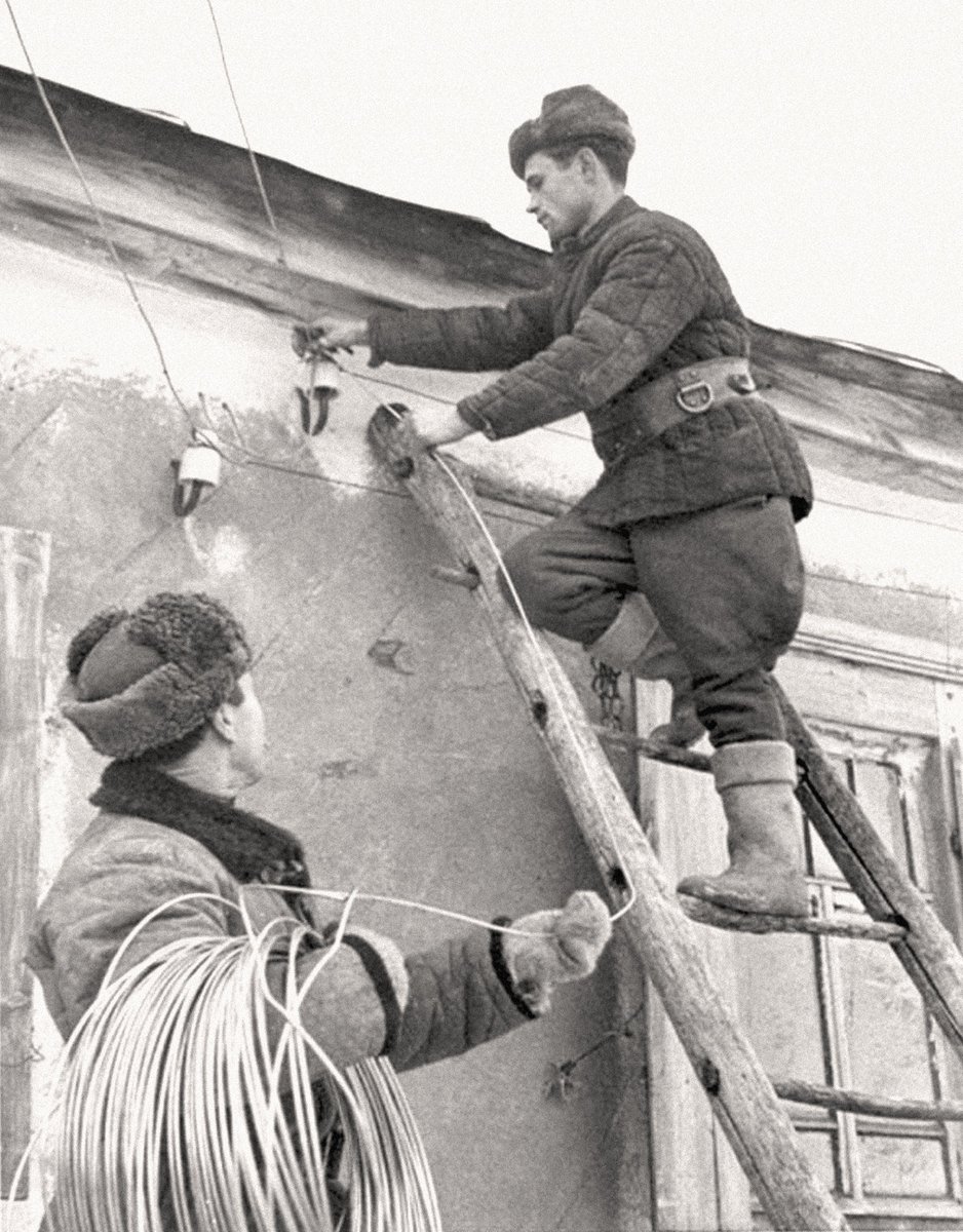 В деревню провели электричество... в 1960-м году В деревню провели электричество... в 1960-м году
