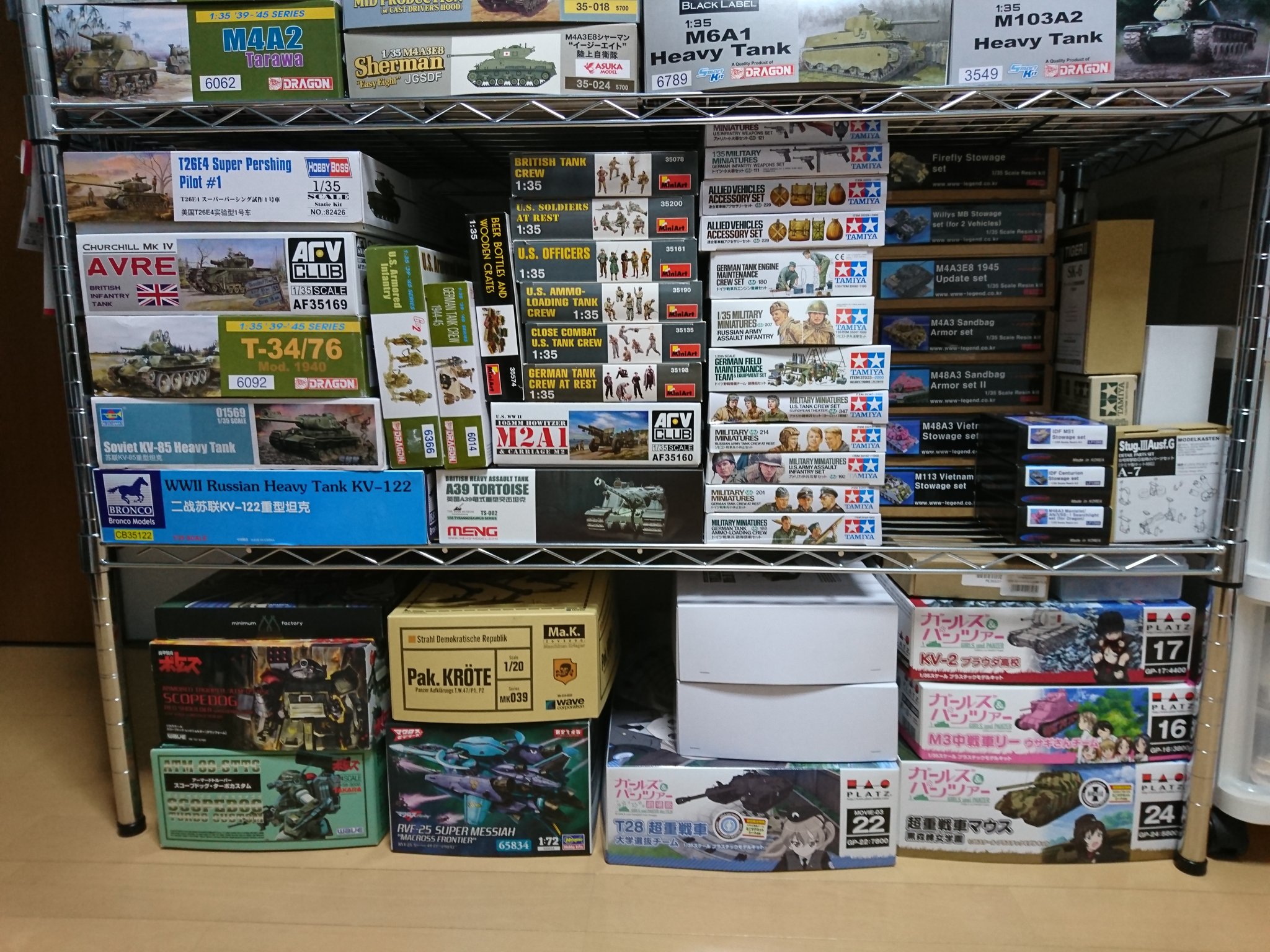 グレン No Twitter 積みプラ Afv類だけ 棚整理したぞい ちょっとしたこだわりだが積みプラは値段が見えないようにシール剥がすか見えないよいに置いてる 値段が見えるとげんなりすると言うか見えない方が気持ち良い 笑