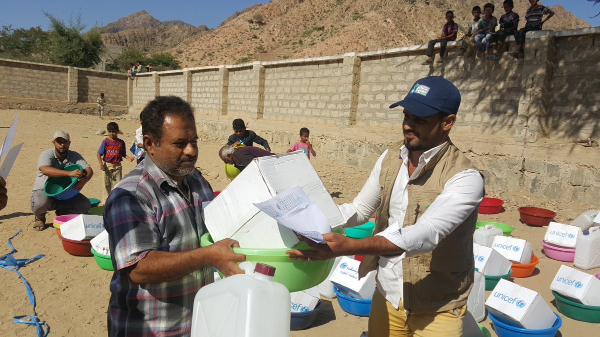 ACF_MiddleEast's tweet photo. Last week with the support from @UNICEF we targeted 1000 households affected by #floods and provided them with #health kits and #cash vouchers in #Lhaj #Yemen. ๐ตโ๏ธ https://t.co/2GKrx1e0ZL