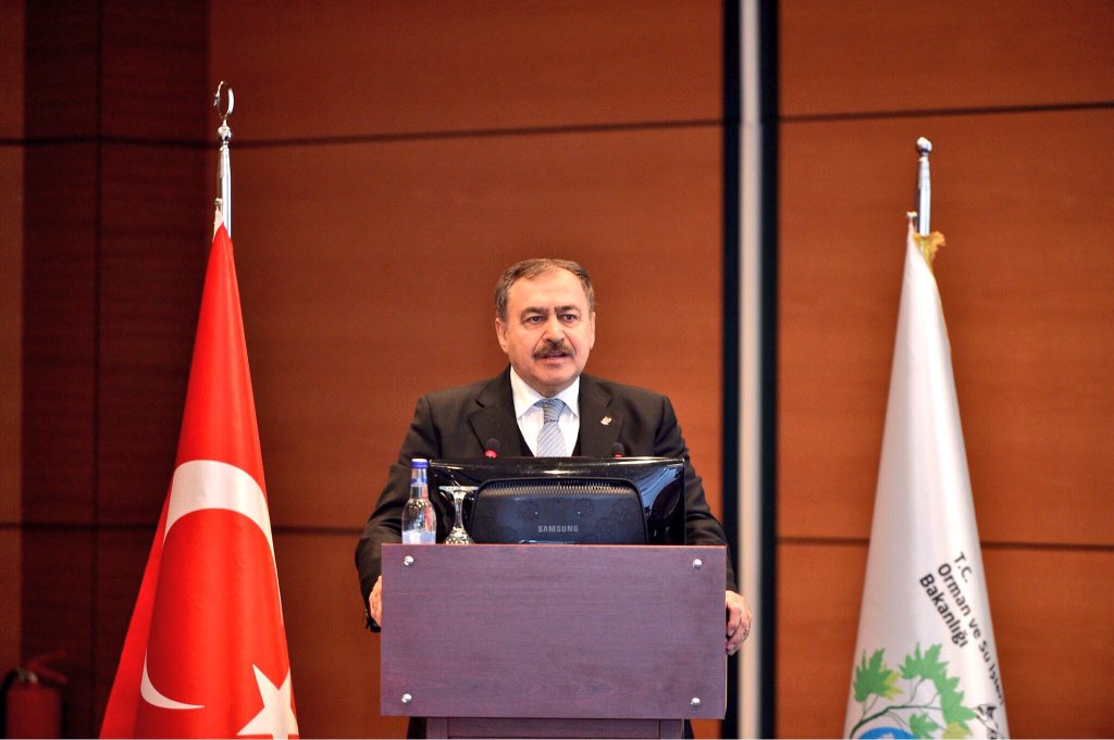 dijital_hafiza_'s tweet photo. Orman ve Su İşleri Bakanımız @VeyselEroglu 2017 yılı faaliyetlerini basın toplantısında değerlendiriyor. #CanlıYayın https://t.co/TVAiIbaZmO #OrmanSuVarsaHayatVar https://t.co/fnVkRtLGjf