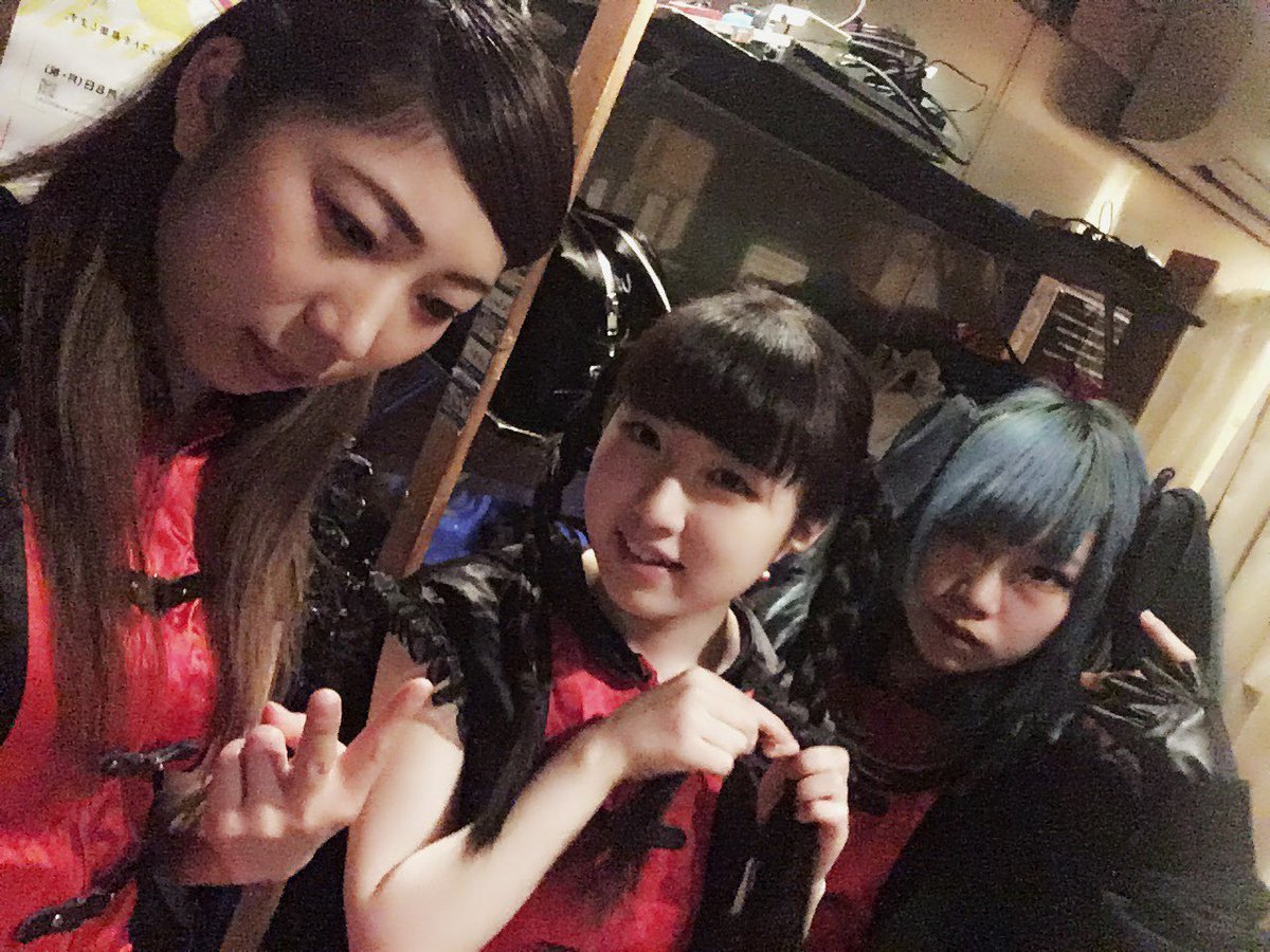 あぁ〜〜〜！！
カラオケ行きたいぃ〜〜〜！！

ライブ前だけどぉ〜〜〜！！←

って気持ちを、ステージで爆発させてきます！！！

三つ編みの国宝、笑ってる(笑)