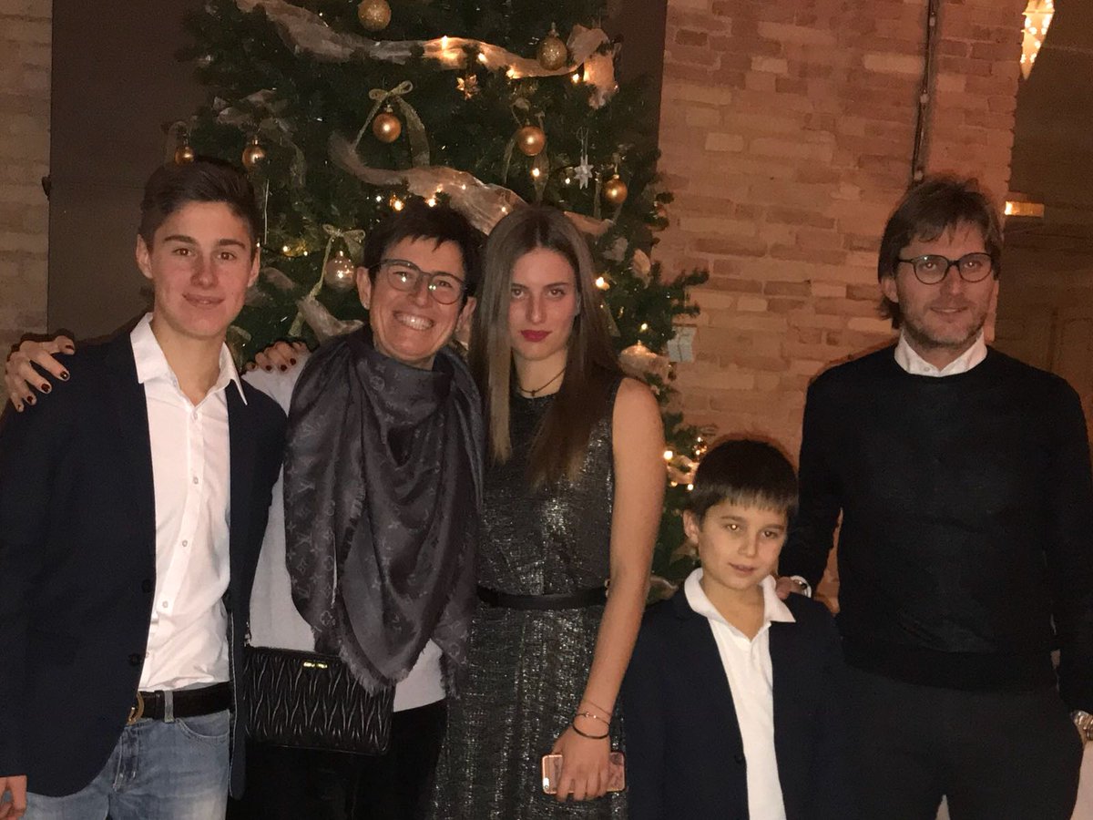 #Grazie di cuore a tutti gli #amici che hanno dedicato un po' del loro tempo per augurarci #BuonNatale, siete tantissimi. La mia #famiglia ed io ricambiamo di cuore gli #auguri!!! 🎄💫