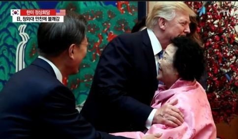 lsh4u's tweet image. 문재인정부 바쁘다 바빠!
지난정부가 사드로 내지른 오물
중국가서 치워놓고
위안부 이면합의로 감춘 오물
치우자니 이번엔 일본이 들썩!
국론이 하나돼야 아베가
1밀리 움직일것!
언론도 한일간 심판만 보지말고
하나되어 대청소 함께하자!