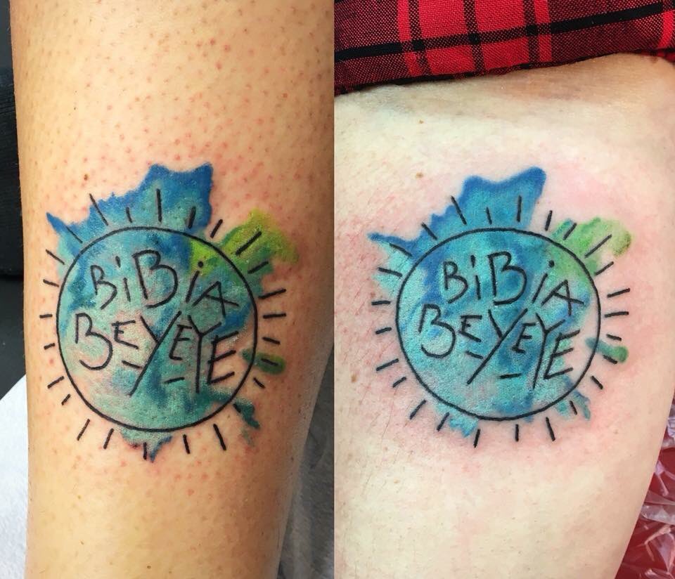 HellYeahHaylie's tweet photo. What does it take for a mother and daughter to get their tattoos signed by @edsheeran 😅🤷‍♀️➗🔹 #EdSheeran #Tattoo @live955 https://t.co/ftHhCJ17ee